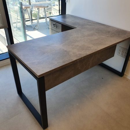 שולחן עבודה למשרד