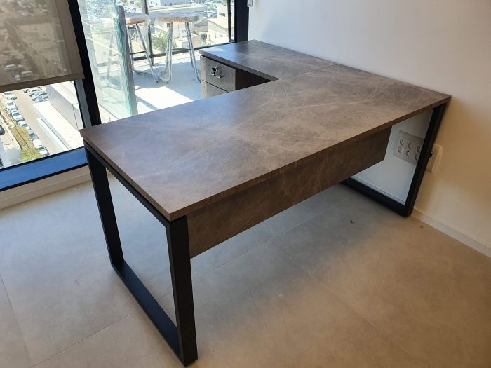 שולחן עבודה למשרד